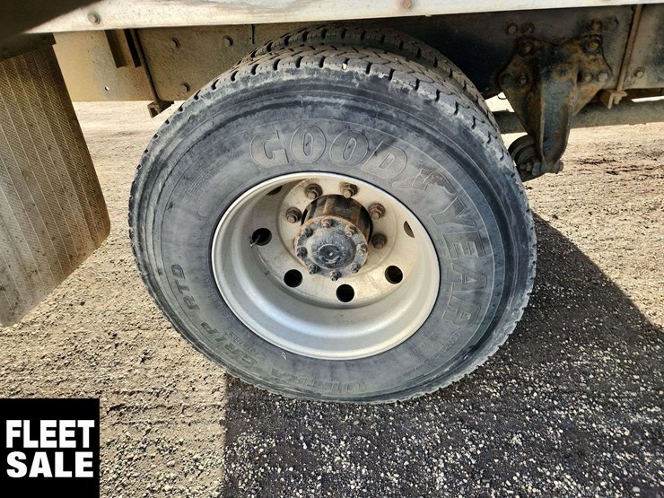 2012-freightliner-m2-106-image-27