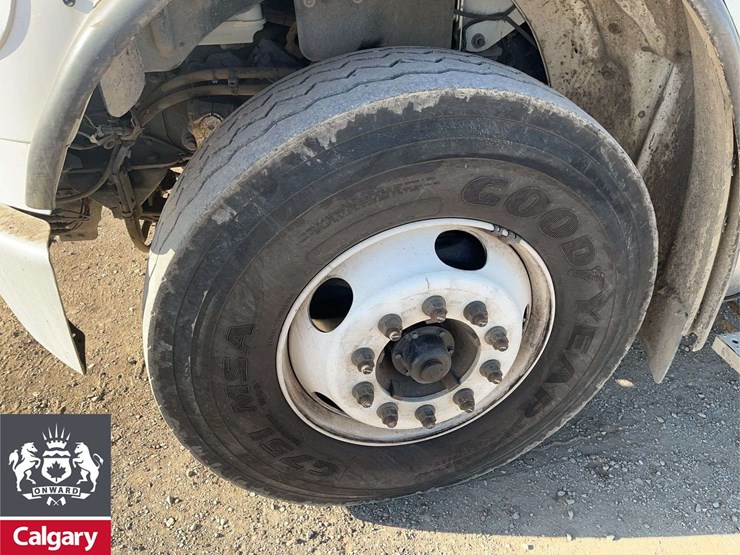 2016-freightliner-m2-106-image-9