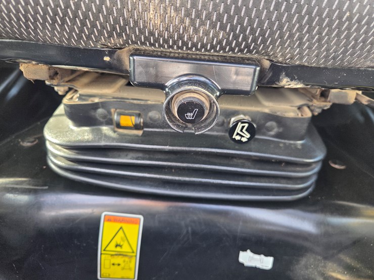 2021-caterpillar-299d3-image-50