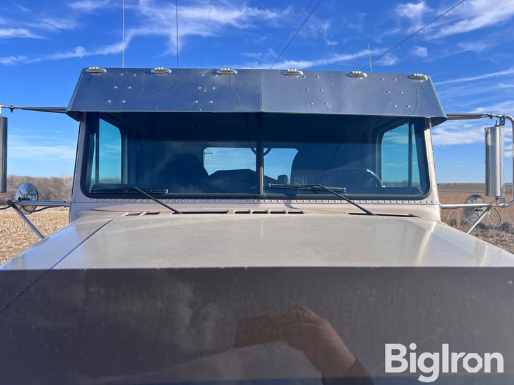 2000-freightliner-fld120-image-19