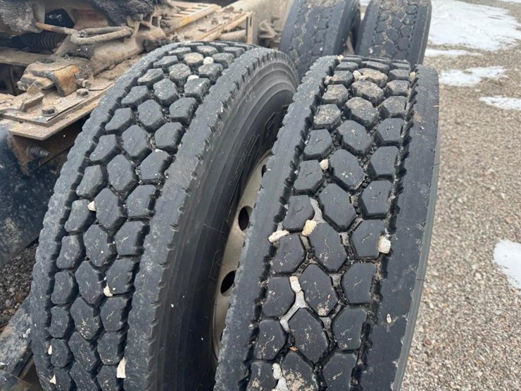 2017-peterbilt-567-image-18