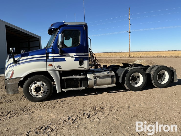 2012-freightliner-cascadia-125-image-8