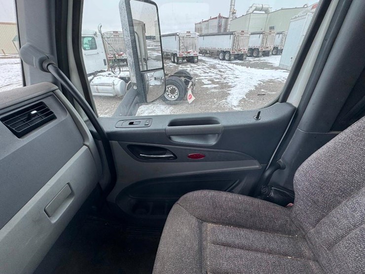 2017-peterbilt-567-image-15