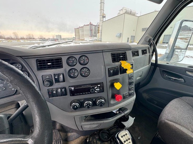 2017-peterbilt-567-image-14