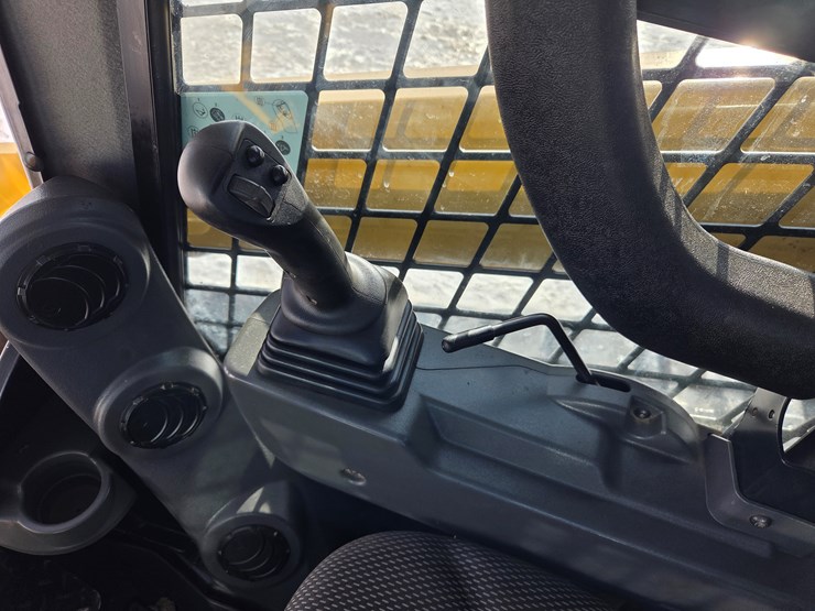 2021-caterpillar-299d3-image-42