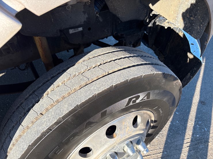 2010-freightliner-m2-106-image-16