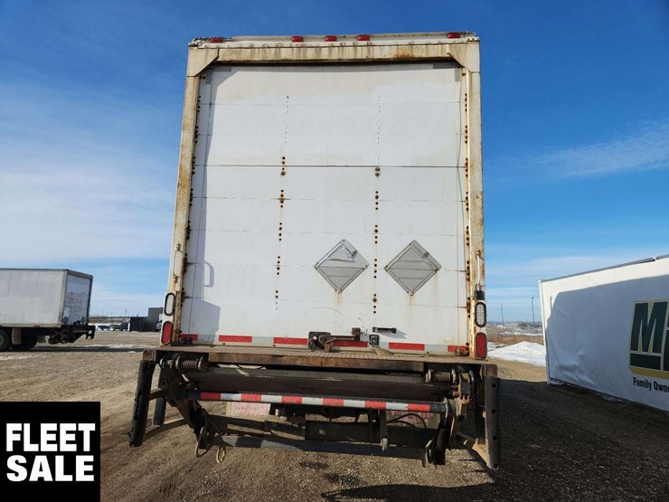 2012-freightliner-m2-106-image-21