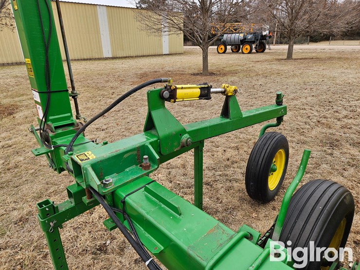 john-deere-3-pt-4/6-row-male-corn-planter-image-11