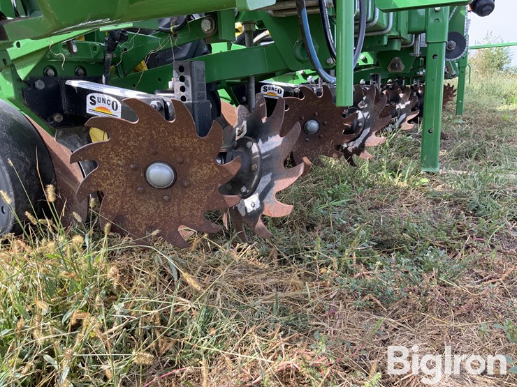 2015-john-deere-1725-image-16