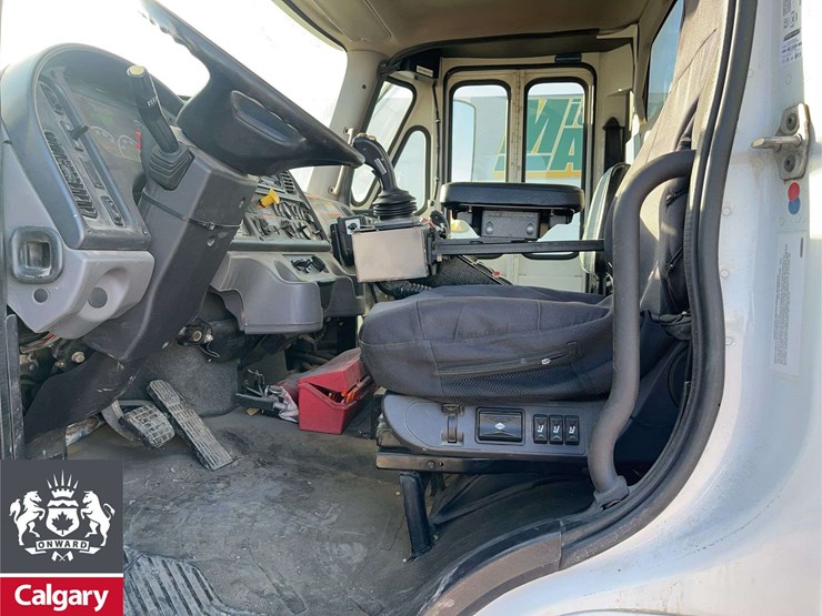 2016-freightliner-m2-106-image-13