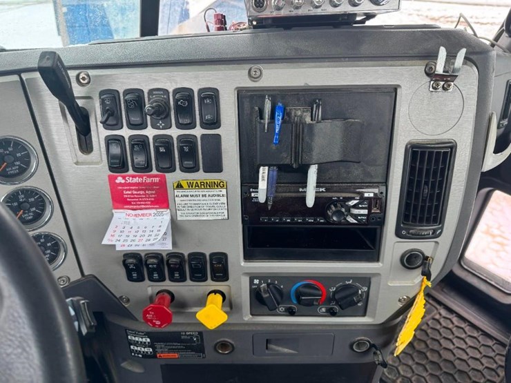 2018-mack-cxu613-day-cab-image-13