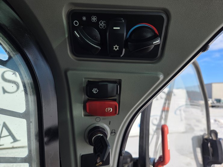 2021-caterpillar-299d3-image-45