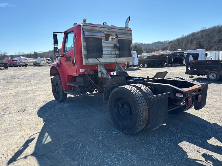 2006-freightliner-m2-106-image-2