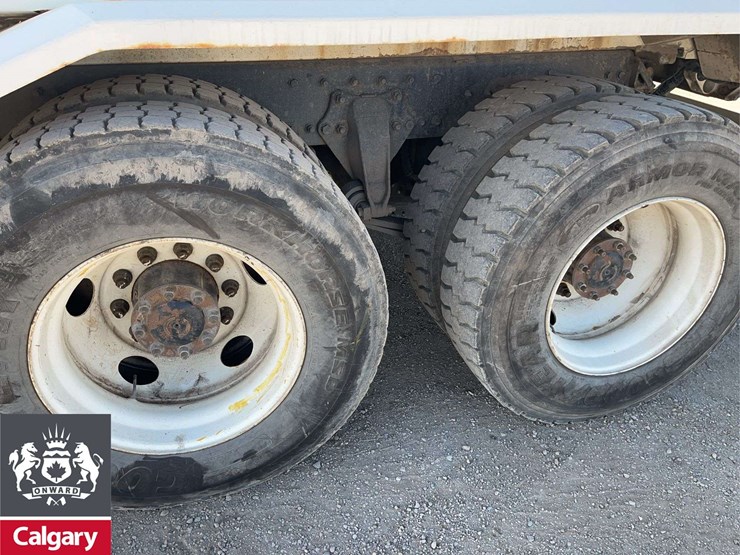 2016-freightliner-m2-106-image-10