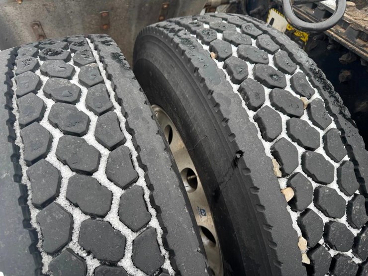 2018-mack-cxu613-day-cab-image-15