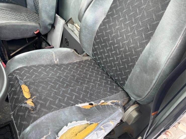 2018-mack-cxu613-day-cab-image-16