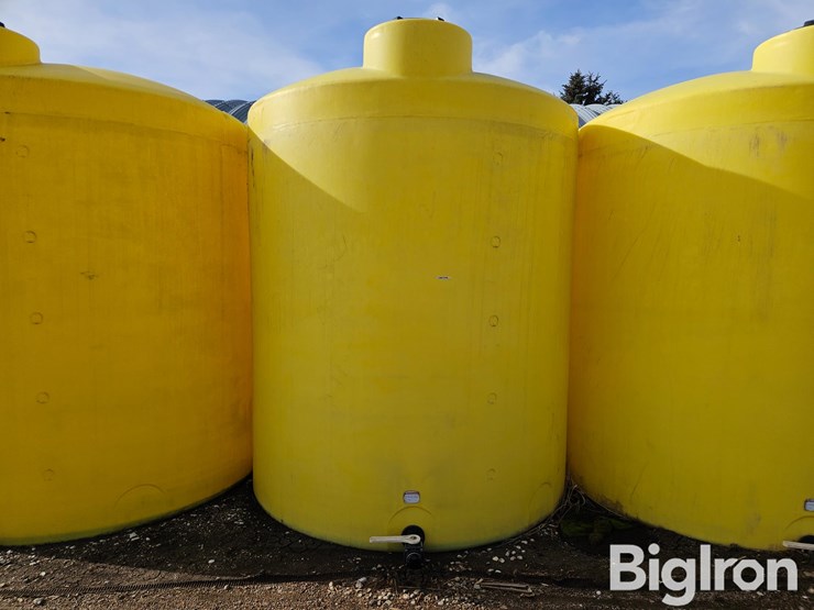 3000-gallon-vertical-poly-holding-tank-image-1