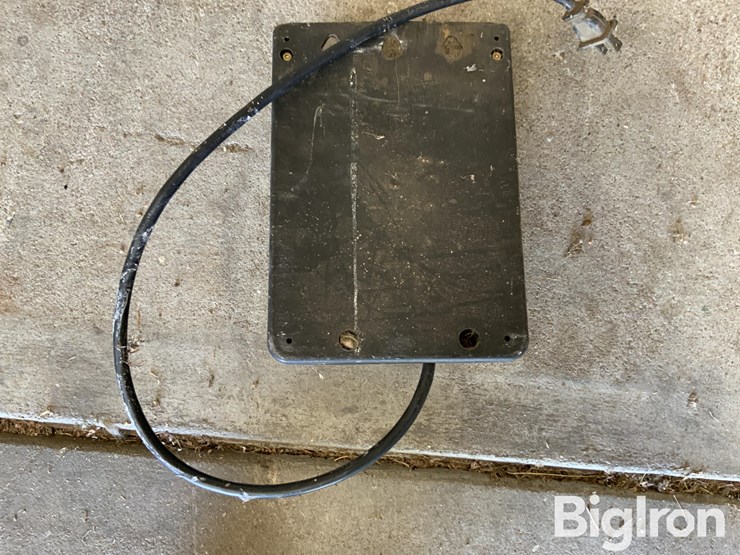 international-77-b-electric-fence-controller-image-11