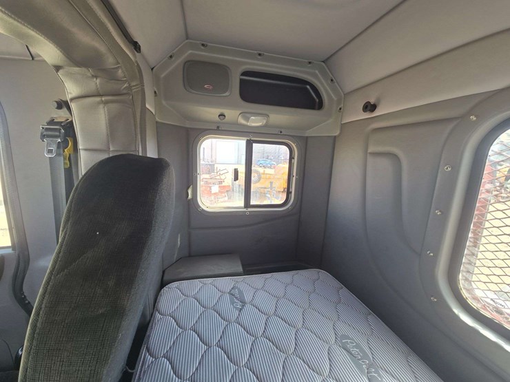 2013-peterbilt-337-image-16