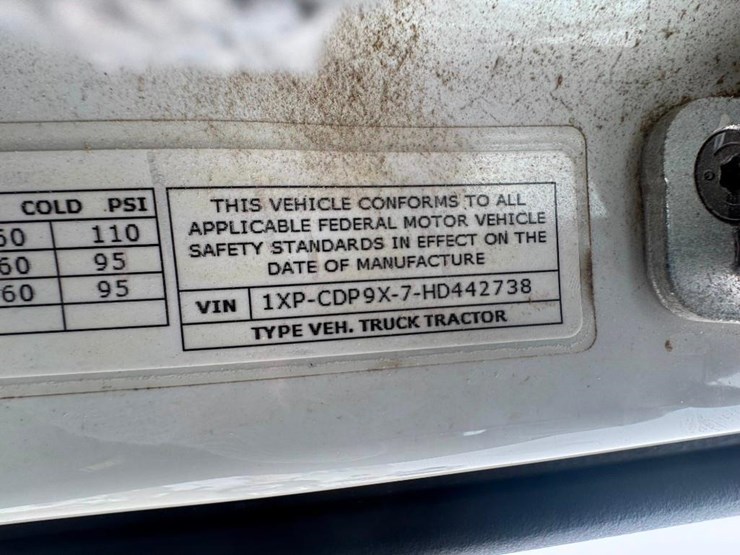 2017-peterbilt-567-image-24