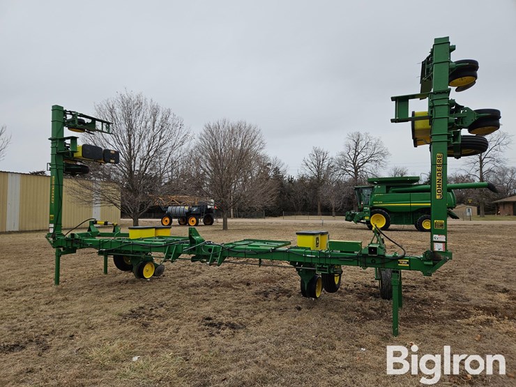 john-deere-3-pt-4/6-row-male-corn-planter-image-1