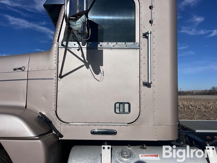 2000-freightliner-fld120-image-13