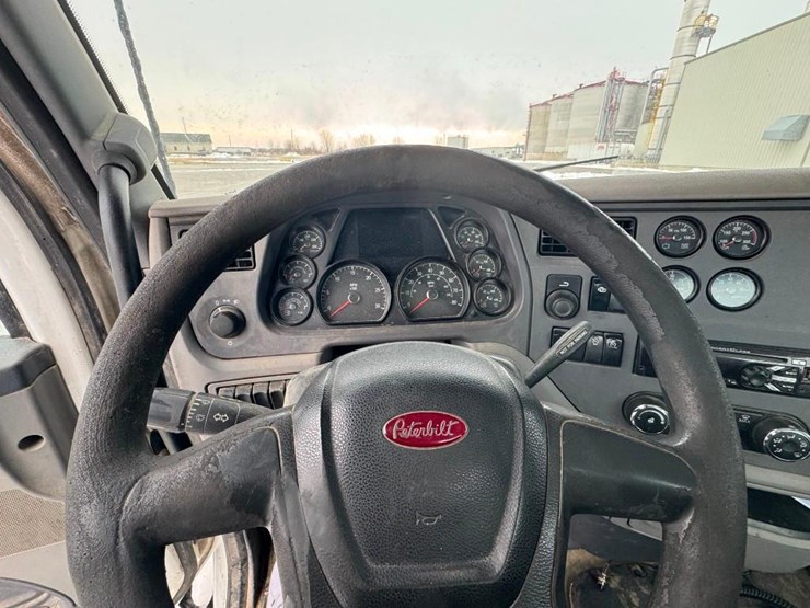 2017-peterbilt-567-image-13