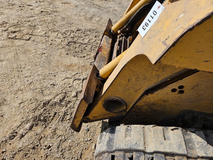 2007-deere-ct322-image-11