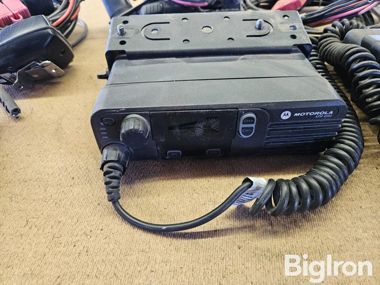 motorola-business-band-radios-image-10