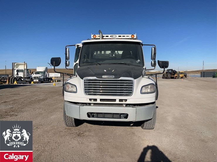 2016-freightliner-m2-106-image-8