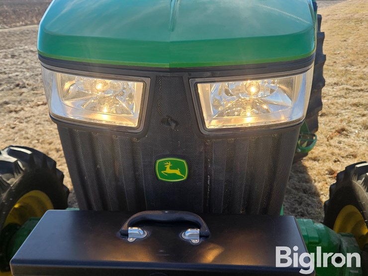 2015-john-deere-4044m-image-10