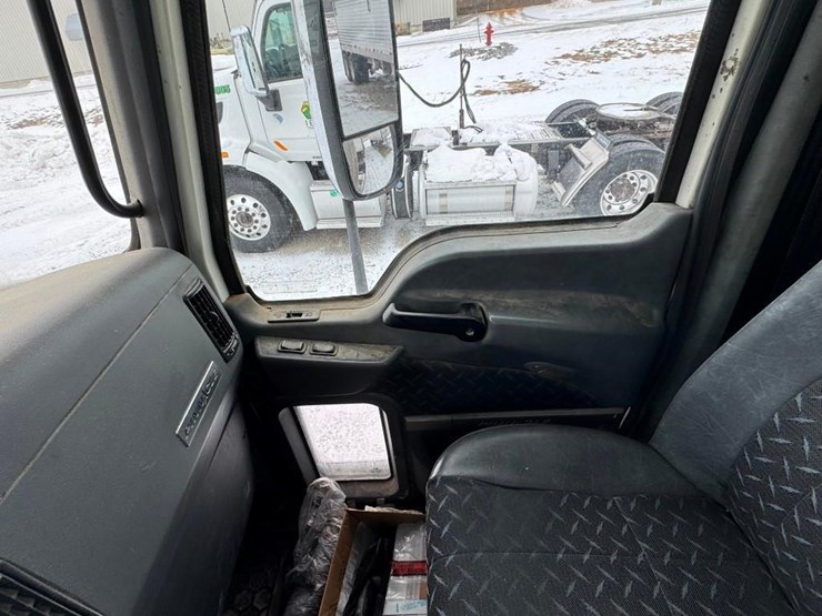 2018-mack-cxu613-day-cab-image-14