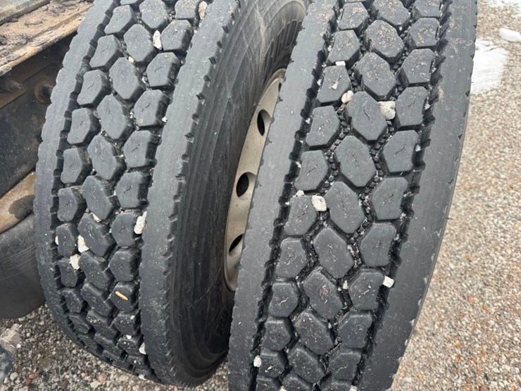 2017-peterbilt-567-image-21