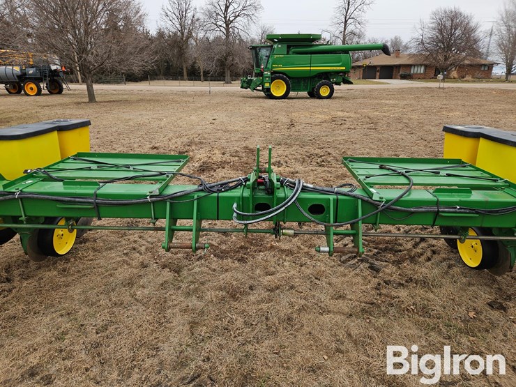 john-deere-3-pt-4/6-row-male-corn-planter-image-9