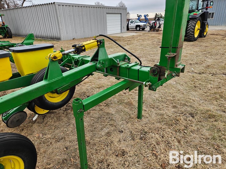 john-deere-3-pt-4/6-row-male-corn-planter-image-14