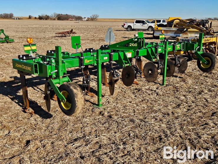 2016-john-deere-2100-image-3