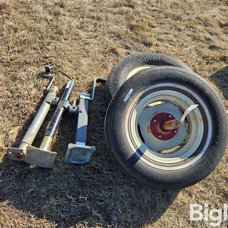 14" Tires W/Hubs & Trailer Jacks