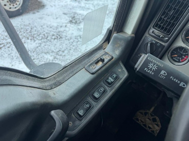 2018-mack-cxu613-day-cab-image-11