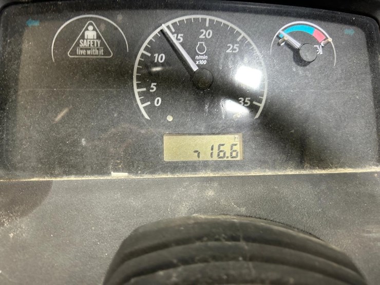 2025-deere-210le-image-23