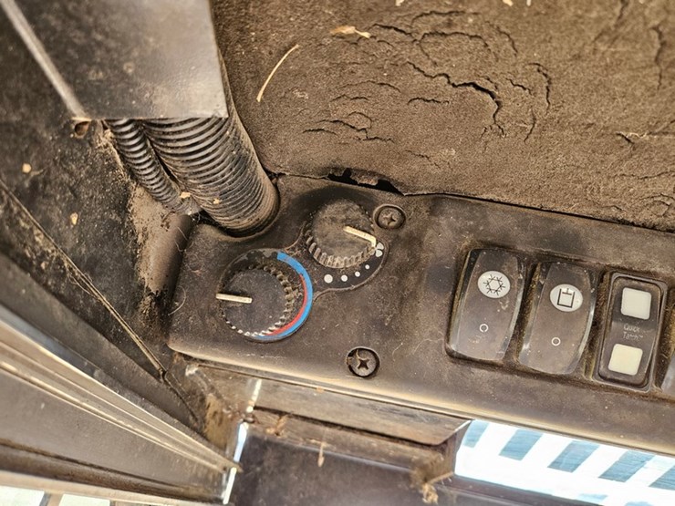 2007-deere-ct322-image-28