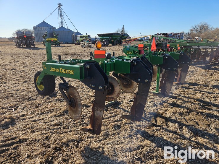 2017-john-deere-2100-image-8