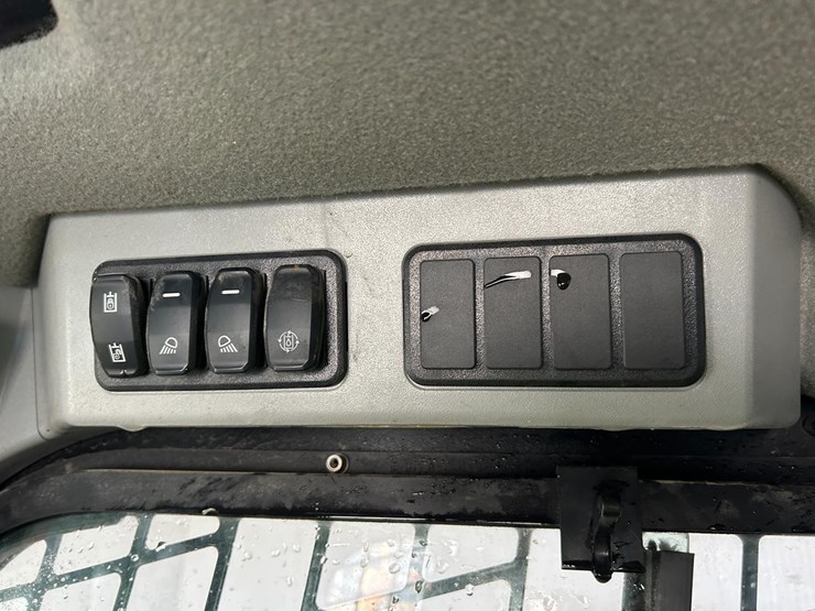 2020-caterpillar-259d3-image-24