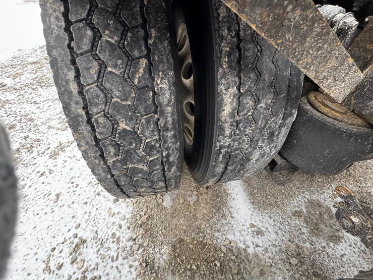 2018-mack-cxu613-day-cab-image-18