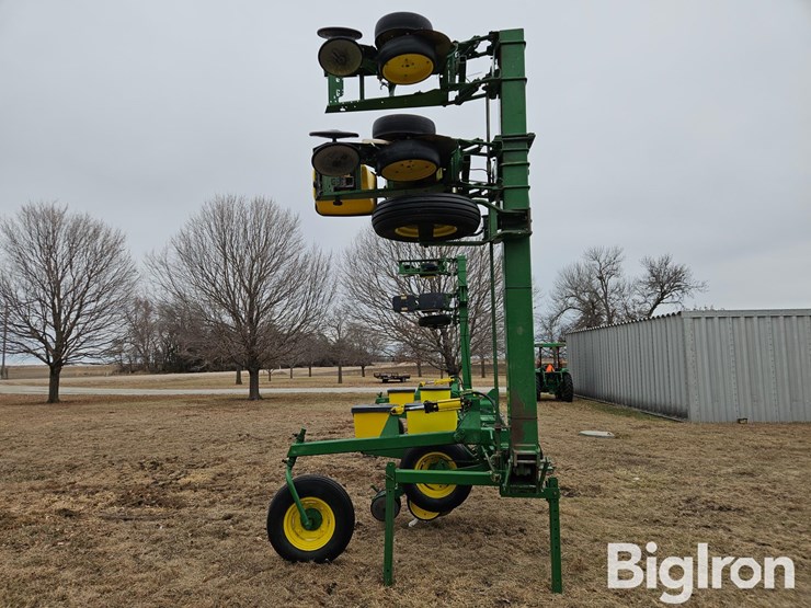 john-deere-3-pt-4/6-row-male-corn-planter-image-4
