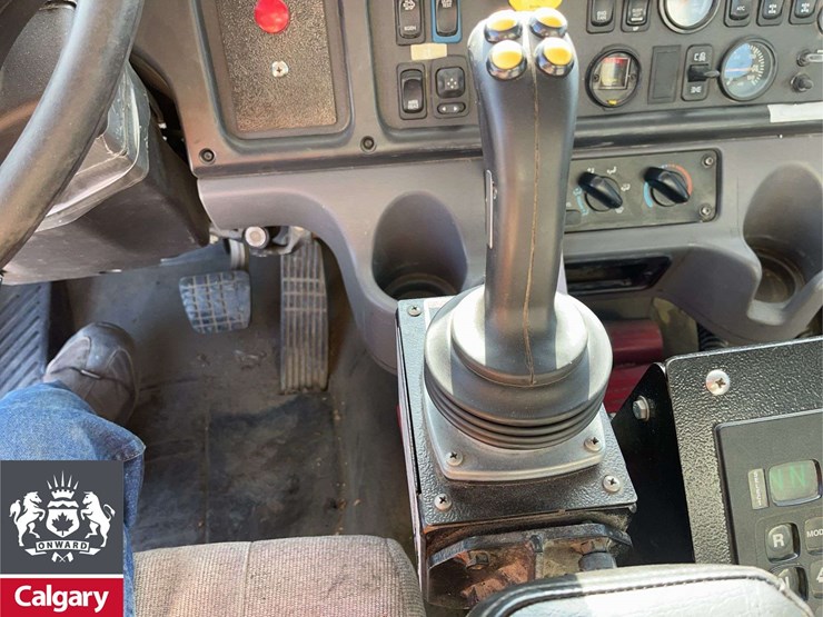 2016-freightliner-m2-106-image-18