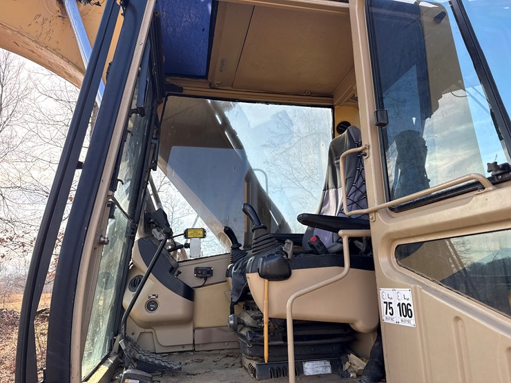 caterpillar-322-image-31