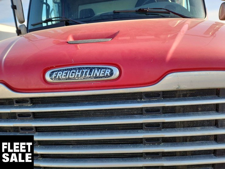 2012-freightliner-m2-106-image-31