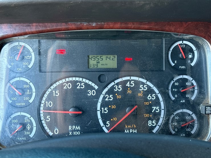 2010-freightliner-m2-106-image-6