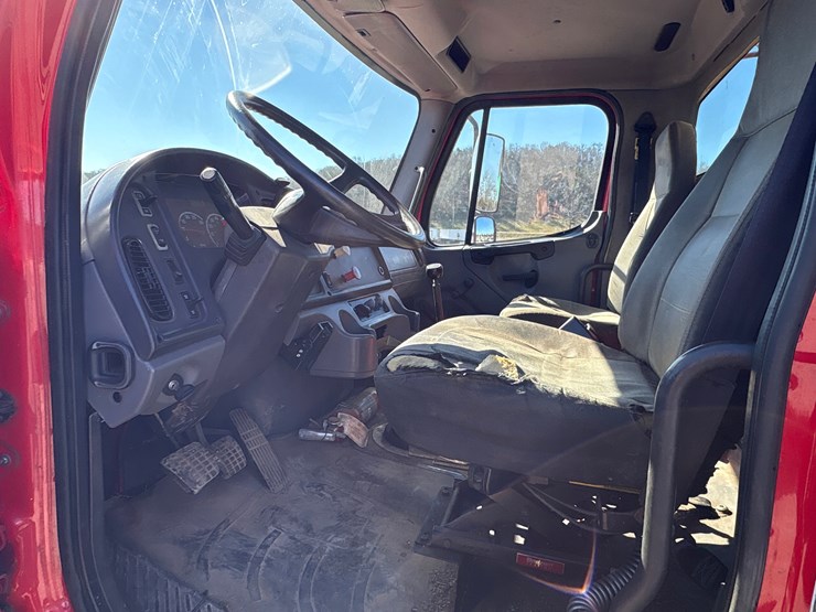 2006-freightliner-m2-106-image-9