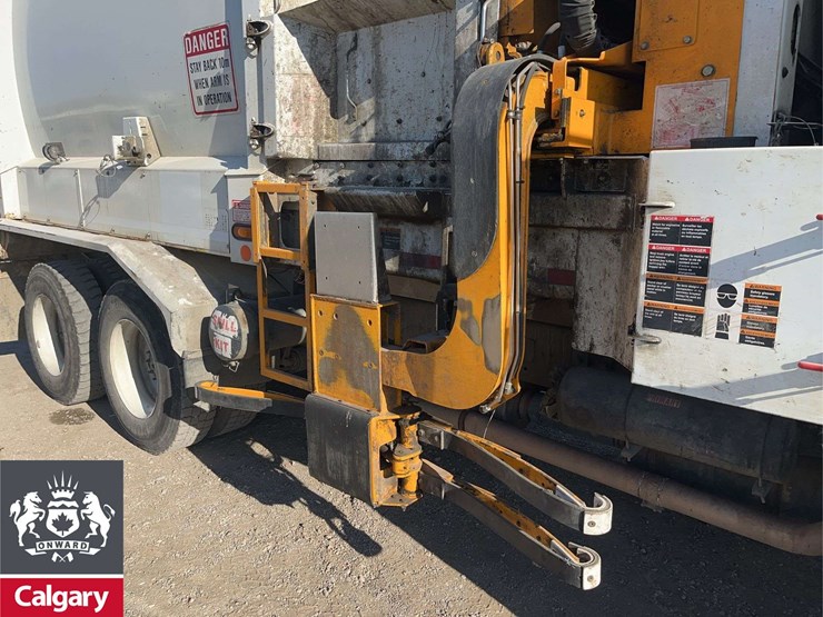 2016-freightliner-m2-106-image-22